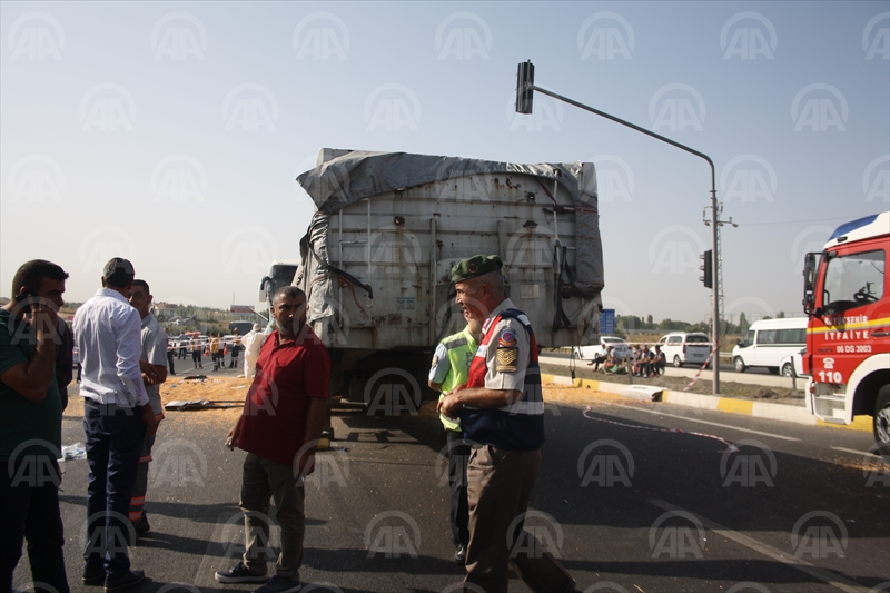 Ankara'da otobüs tıra çarptı: 3 ölü, 26 yaralı