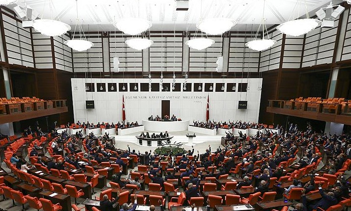 TEZKERE MECLİS'TEN GEÇTİ!