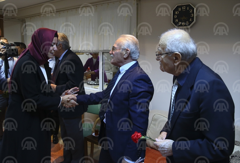 Bakan Kaya'dan yaşlılara ziyaret