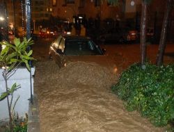 İzmir Yağmura Teslim Oldu!