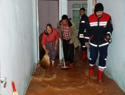 Turgutlu'nun Çepnidere Köyünde Dere Taştı, Birçok Ev Ve Ağılı Su Bastı
