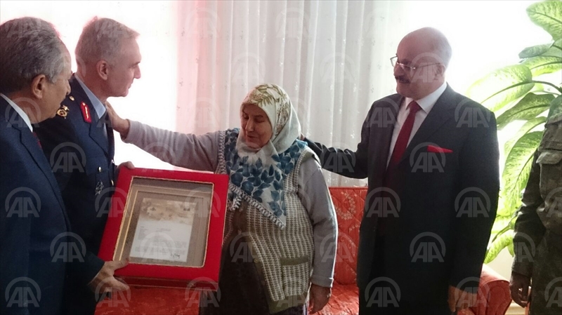 Şehit Uzman Çavuş Ünal'ın Şahadet belgesi annesine verildi