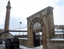Çukurda Kalan Sivas Ulu Cami'nin Çevresi Açılacak
