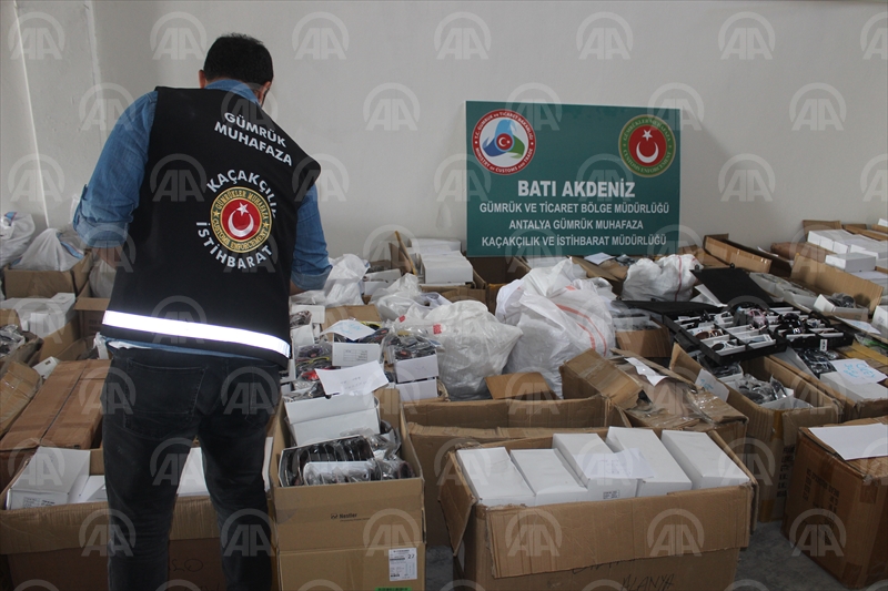 Antalya'da gümrük kaçağı güneş gözlüğü ele geçirildi