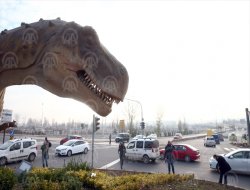Çiftlik Kavşağı'ndaki dinozor maketi kaldırıldı