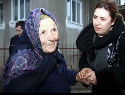 Çöp Evde Yaşayan Yaşlı Kadın, Çöplerini Vermemek İçin Direndi