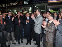 Maaşları Zamlanan İşçiler Teşekkür İçin Belediyeye Yürüdü