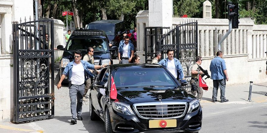 Erdoğan, annesi ile babasının mezarlarını ziyaret etti