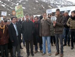 Çevreciler, Baraj Yetkililerine Yumurtalı Protesto Düzenledi