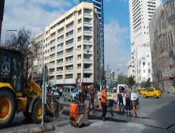 İzmir'in En Yoğun Caddesinde Öğle Vakti Yapılan Yol Çalışması Şaşırttı