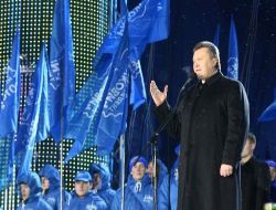 Medvedev'den Yanukoviç'e Temkinli Kutlama