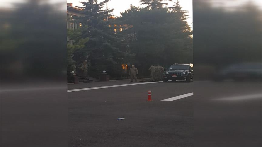 Darbeci generali selamlayarak teslim olmuşlar!