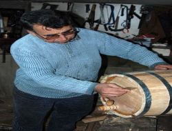 Ağaç Fıçıcılığı Mesleğini Sürdürmek İçin Çaba Harcıyor