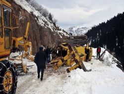 Yol Açma Çalışması Yapan Dozer Şarampole Yuvarlandı