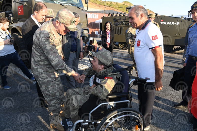 Orgeneral Akar'dan engelli gence yakın ilgi