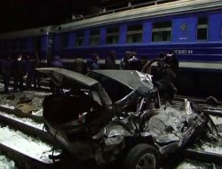 Rusya'da Tren Otomobili Biçti: 3 Ölü 24 Yaralı