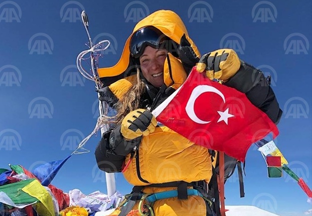 Dağcı Gülnur Tumbat Everest’in zirvesinde!