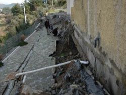 Kuşadası'nda Heyelandan Kayan Binalarda Tehlike Devam Ediyor