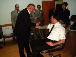 Vali Turhan Kan Bağışında Bulundu