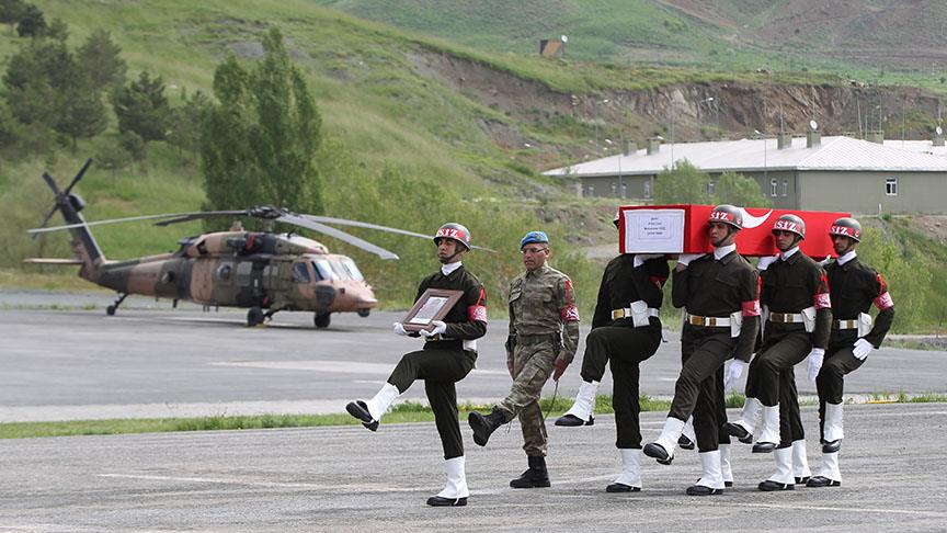 Hakkari'de şehit askerler için tören