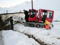 Köyünün Yolu Kardan Kapanan Hasta, Paletli Ambulansla Kurtarıldı