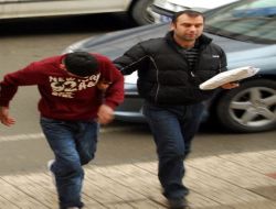 Kız Arkadaşına Laf Attıkları Gerekçesiyle 2 Kişiyi Bıçaklayan Genç, Tutuklandı