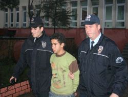 Akli Dengesi Bozuk Genç, Babasını Baltayla Öldürdüğü İddiasıyla Polise Teslim Oldu