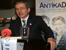 Abdüllatif Şener:"Bazı Gruplar Türban Konusunda Şartlanıyor!"