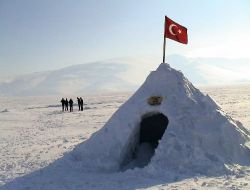 Donan Çıldır Gölü Üzerindeki Kardan Evde Çay Keyfi