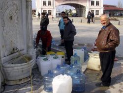 Susuz Kalan Bandırma'da Vatandaşlar Çeşmelere Akın Etti
