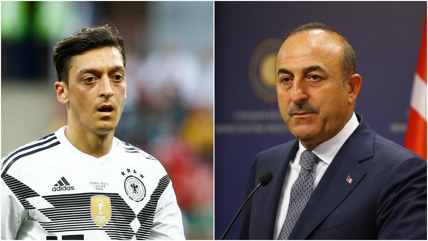 Çavuşoğlu, Mesut Özil ile telefonda görüştü!
