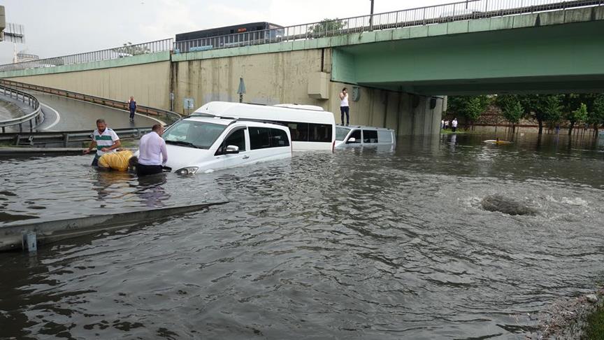 İstanbul'da yağış nedeniyle metro seferleri aksadı