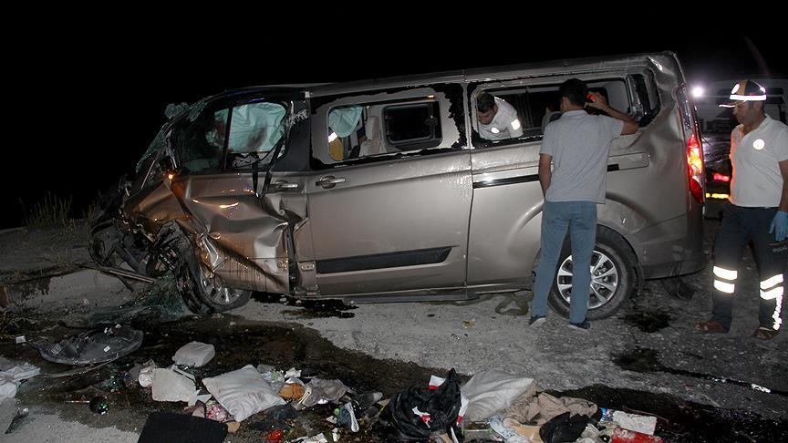 Konya'da minibüs devrildi: 2 ölü, 5 yaralı