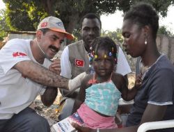 Kimse Yok Mu Derneği, Haiti'de Her Gün 2 Bin Kişiye Sıcak Yemek Dağıtıyor!!