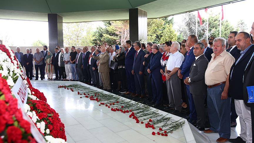 Menderes ve arkadaşları mezarları başında anıldı!