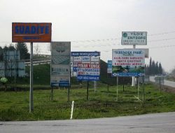 5 Metrekare Alandaki 20'den Fazla Reklam Tabelası Şaşırtıyor