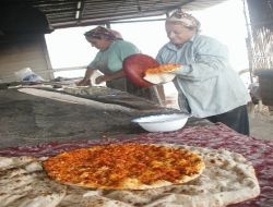 İmece Usulüyle 10 Günlük Ekmek İhtiyaçlarını Karşılıyorlar