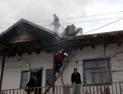 Suşehri'nde Yangın Bir Ev Yandı, İki Ev Hasar Gördü