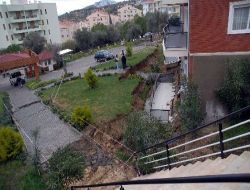Kuşadası'nda Heyelandan Kayan Sitenin Komşuları Da Tedirgin