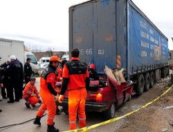 Otomobiliyle Tır'a Arkadan Çarpan Sürücü Hayatını Kaybetti