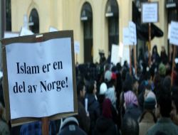 Norveçli Müslümanlar, Facebook'ta Organize Olarak Hakaret Karikatürlerini Protesto Etti!