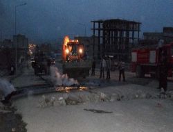 Cizre'de Göstericiler Yolu Trafiğe Kapadı