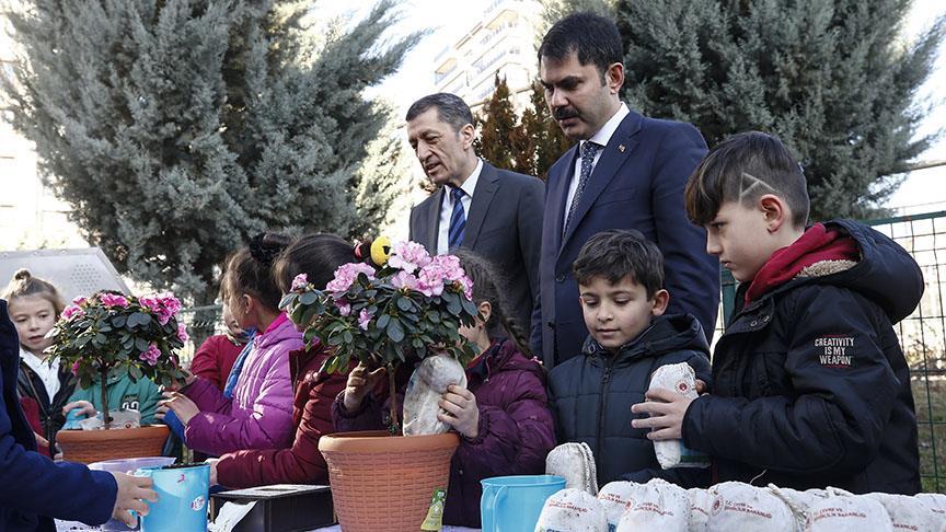 Öğrenciler Bakan Kurum ve Selçuk'a "sıfır atık" projesini anlattı