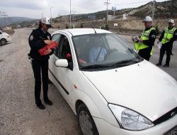 Burdur'da Sürücülere Sevgililer Günü Sürprizi