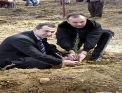 Sevgililer Günü'nde 5 Bin Fidanı Toprakla Buluşturdular
