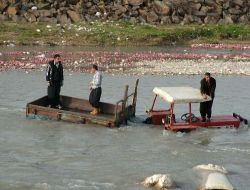 Çaya Batan Traktörde Mahsur Kalan 3 Kişi Kurtarıldı