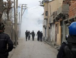 Cizre'de İzinsiz Gösteride Polise Ateş Açıldı
