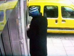 Banka Kartı Dolandırıcıları Güvenlik Kamerasına Yakalandı