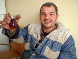 Günde 50-75 Bardak Çay İçiyor