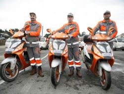 Motosikletli Temizlik Timi Çöpçüleri Denetliyor